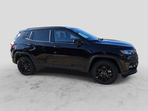 New 2026 Jeep Compass Latitude image 9