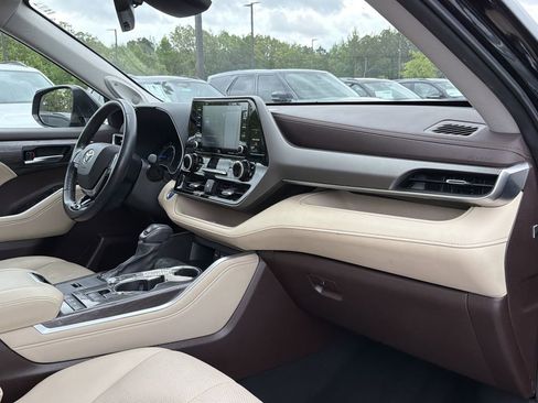 Used 2021 Toyota Highlander Limited image 19