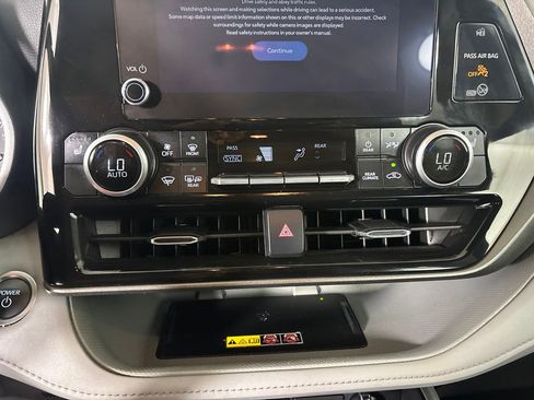 Used 2025 Toyota Highlander XLE AWD/4WD image 18