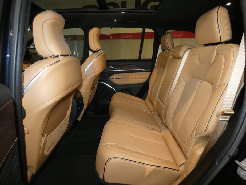 Used 2024 Jeep Grand Cherokee Summit w/ Luxury Tech Group V AWD/4WD image 29