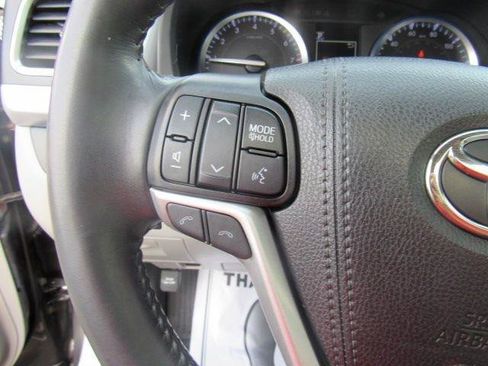 Used 2019 Toyota Highlander XLE AWD/4WD image 33