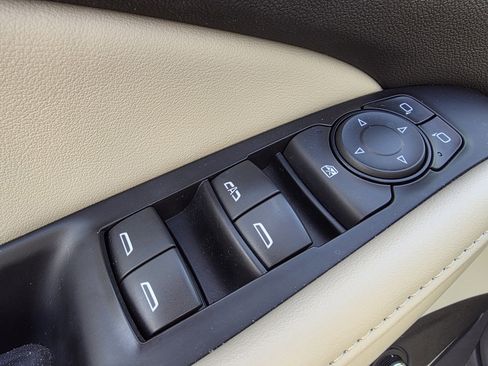 Used 2021 Buick Enclave Essence image 12