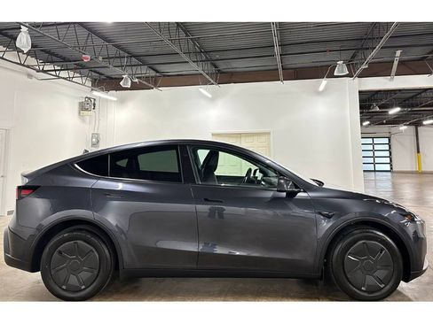 Used 2026 Tesla Model Y AWD image 9