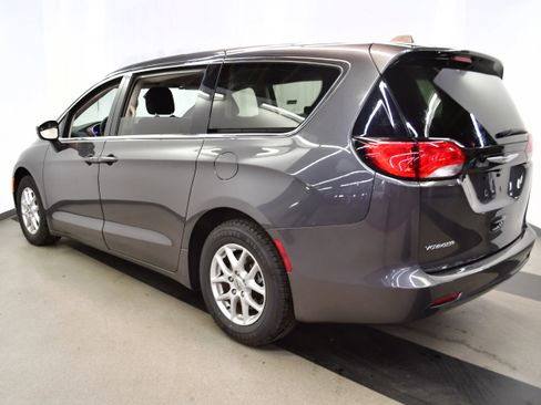 Used 2023 Chrysler Voyager LX image 5