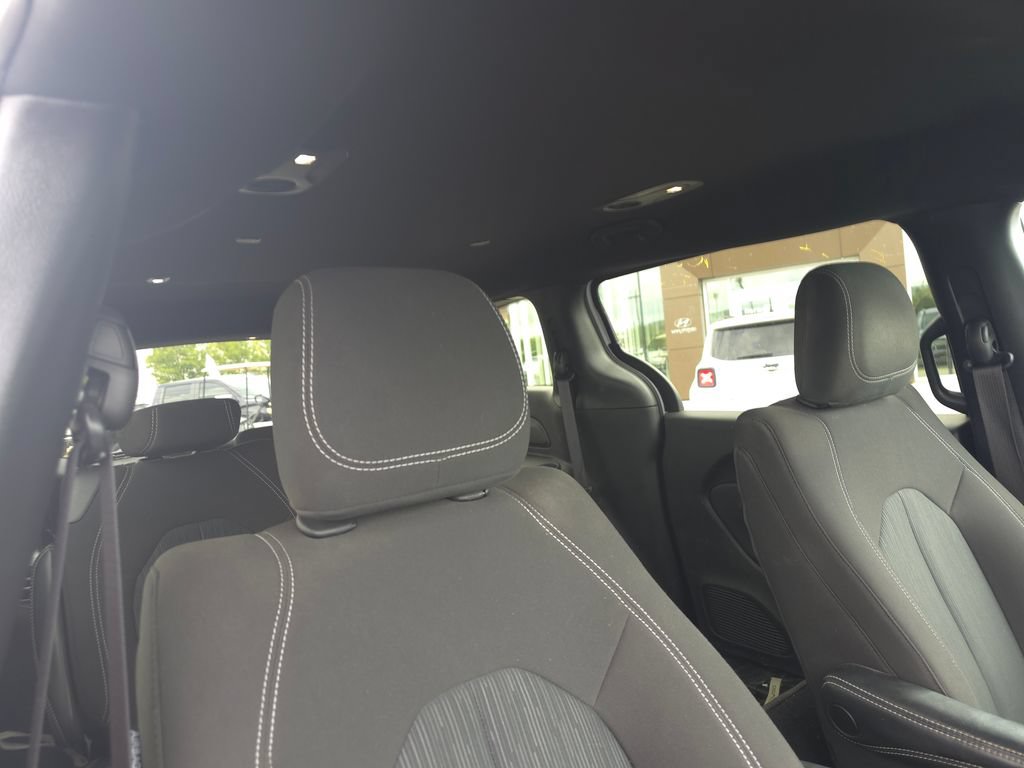 Used 2024 Chrysler Pacifica Touring FWD image 4