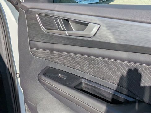 Used 2025 Volkswagen Atlas Cross Sport SE image 28