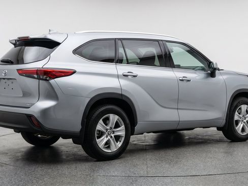 Used 2025 Toyota Highlander LE FWD image 9