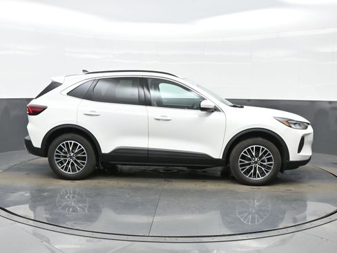 Used 2025 Ford Escape SE image 7