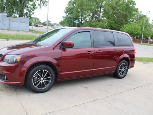 Used 2019 Dodge Grand Caravan GT FWD image 2
