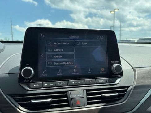 Used 2025 Nissan Altima 2.5 SV FWD image 17