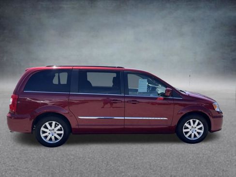 Used 2013 Chrysler Town & Country Touring FWD image 7