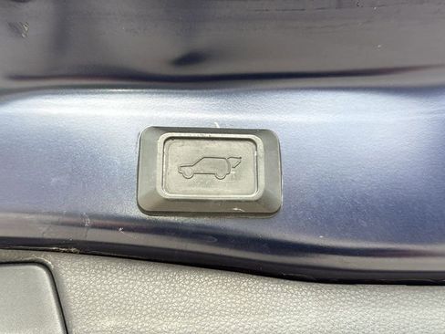 Used 2019 Toyota RAV4 XLE Premium FWD image 10