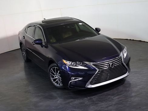 Used 2017 Lexus ES 350 w/ Luxury Package FWD image 7
