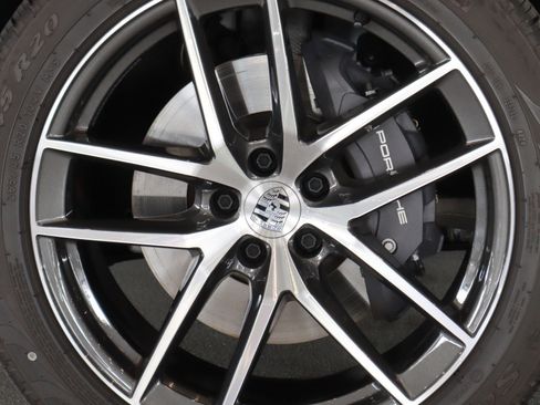 Used 2025 Porsche Macan image 13