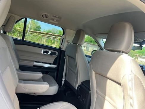 Used 2023 Ford Explorer XLT image 9