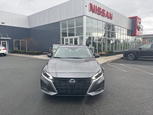 Used 2024 Nissan Altima 2.5 SV image 2