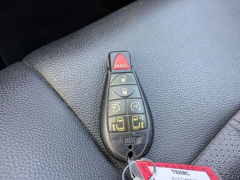 Used 2015 Chrysler Town & Country Touring-L w/ Mopar Premium Addition Group FWD image 31