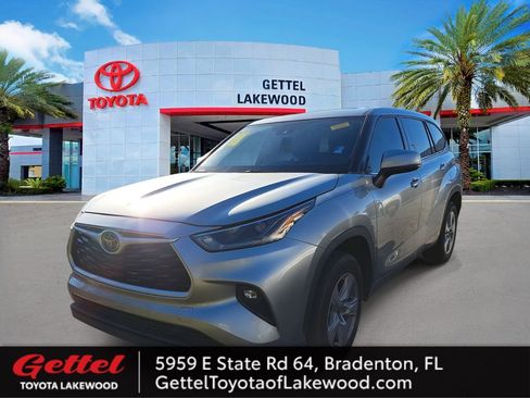Used 2021 Toyota Highlander LE image 1