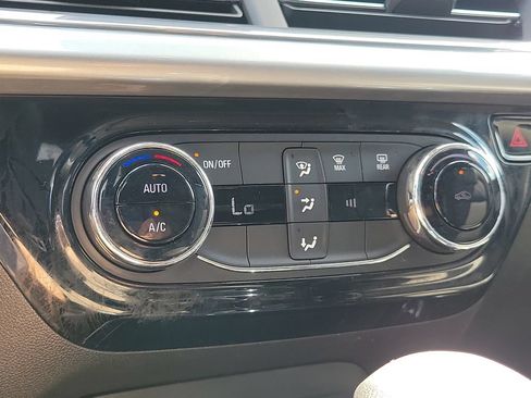 Used 2025 Chevrolet Trax LT FWD image 31