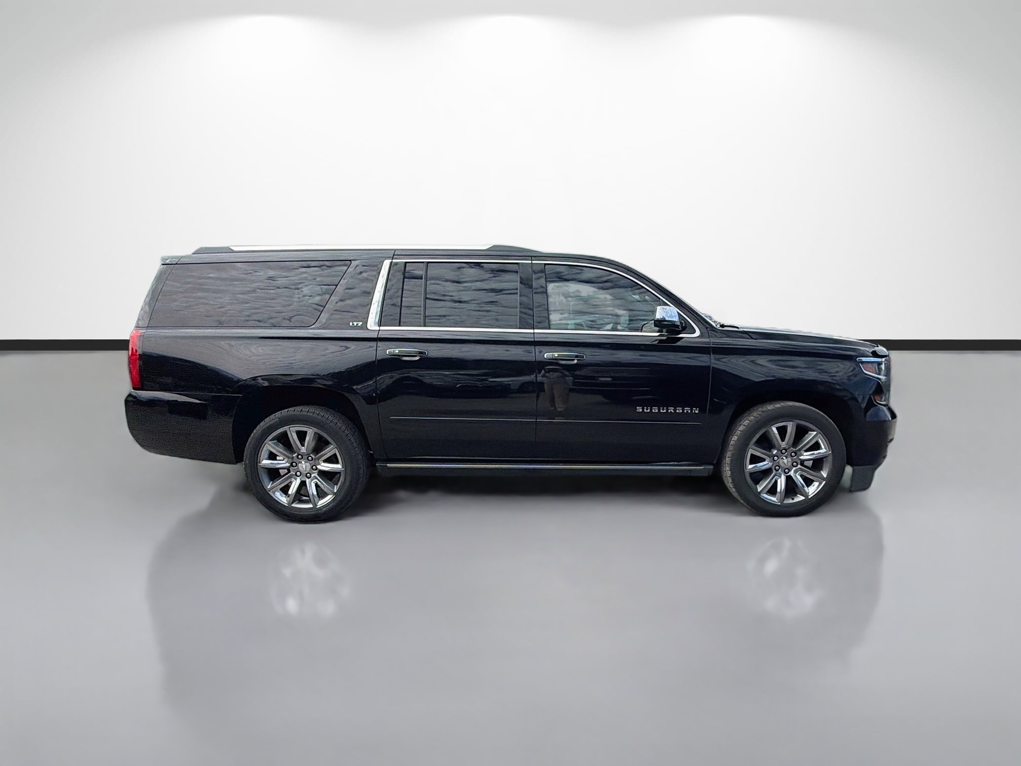 Used 2015 Chevrolet Suburban LTZ RWD image 6