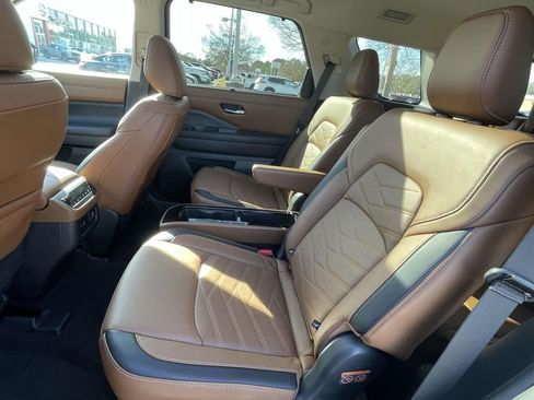 Used 2024 Nissan Pathfinder Platinum image 12