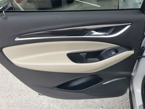 Used 2018 Buick Enclave Essence image 11