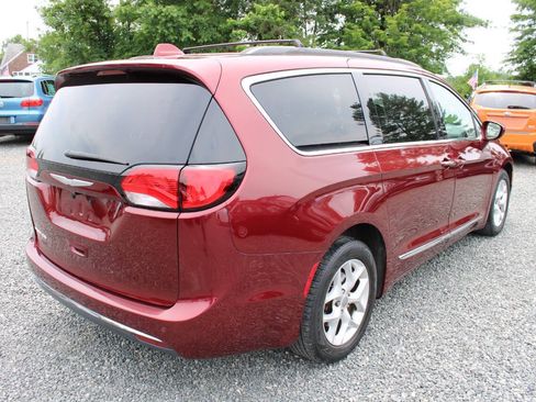 Used 2017 Chrysler Pacifica Touring-L w/ Tire & Wheel Group FWD image 7
