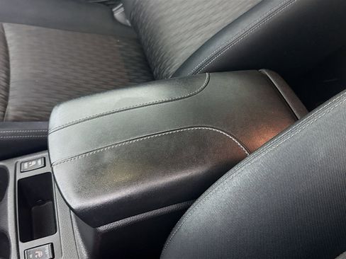 Used 2017 Nissan Rogue SV FWD image 18