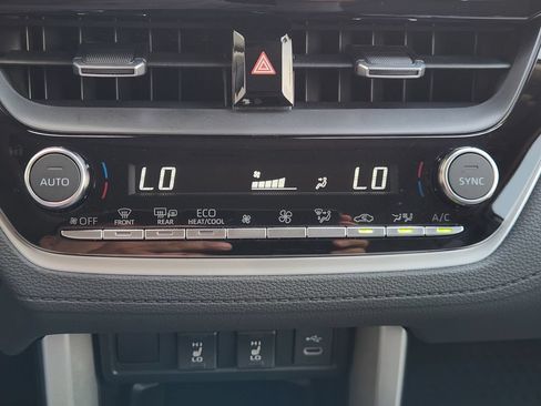 Used 2025 Toyota Corolla Cross XLE w/ Convenience Package FWD image 18