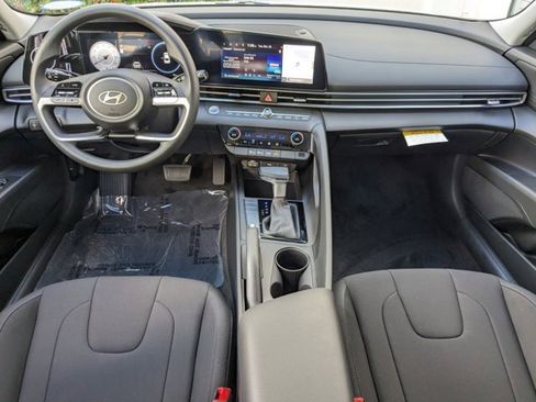 Used 2025 Hyundai Elantra Sport image 12