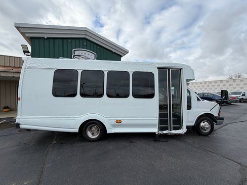 Used 2007 Chevrolet Express 3500 image 2