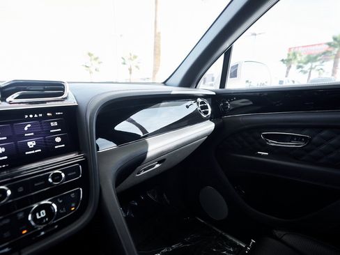 Used 2022 Bentley Bentayga image 61