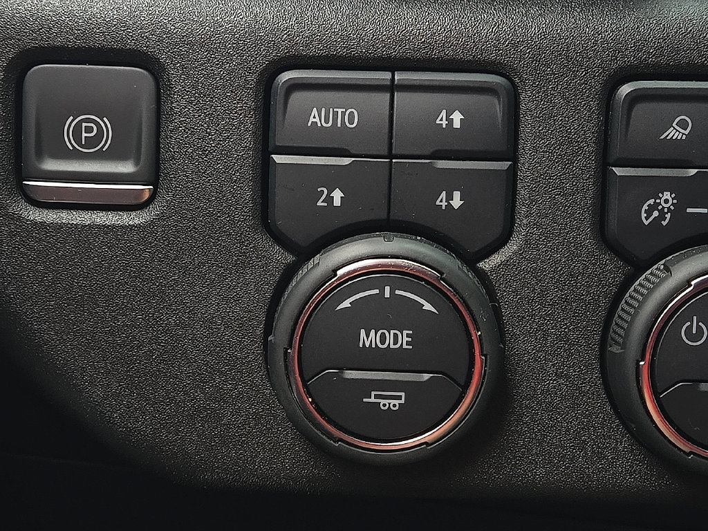 Used 2023 Chevrolet Silverado 1500 High Country w/ Technology Package AWD/4WD image 17