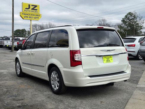 Used 2013 Chrysler Town & Country Touring image 3