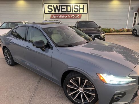 Used 2022 Volvo S60 B5 Momentum image 2