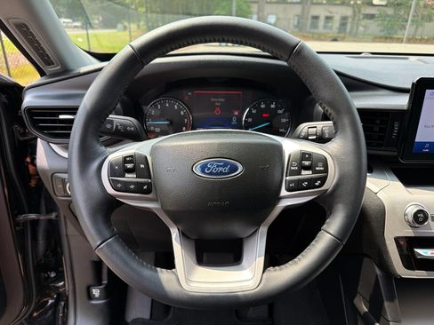 Used 2023 Ford Explorer XLT AWD/4WD image 15