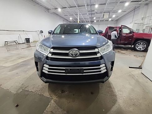 Used 2017 Toyota Highlander LE FWD image 2