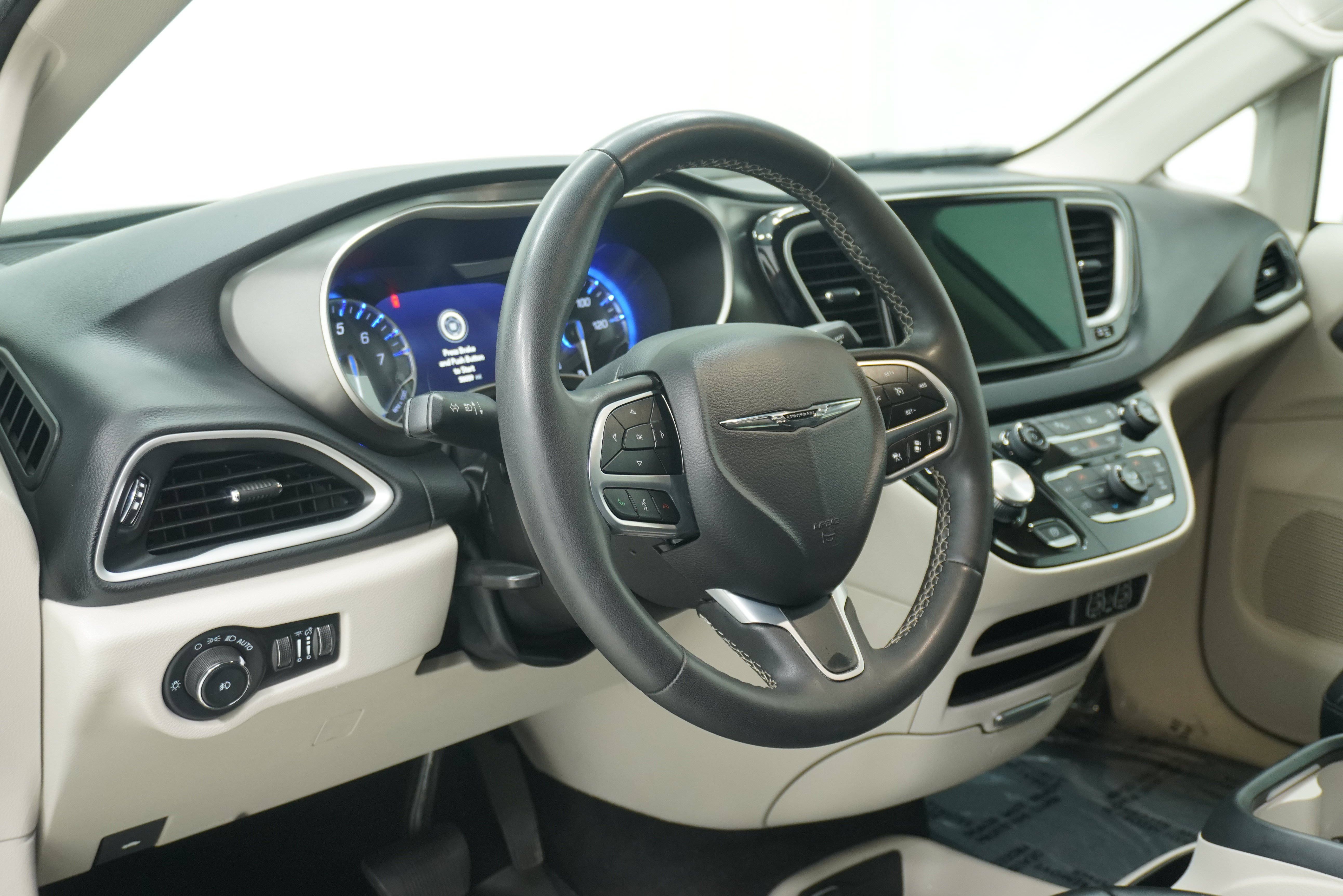 Used 2023 Chrysler Pacifica Touring-L FWD image 9
