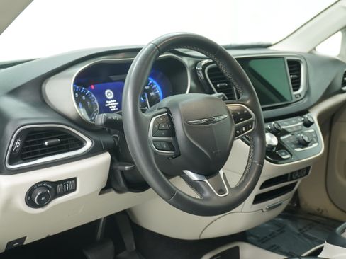 Used 2023 Chrysler Pacifica Touring-L FWD image 9