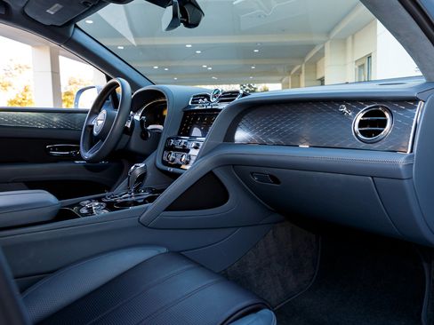 Used 2023 Bentley Bentayga image 21