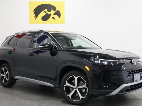 New 2025 Volkswagen Tiguan SE image 2