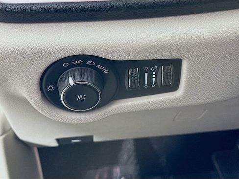 Used 2022 Chrysler Pacifica Limited FWD image 15