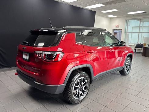 Used 2025 Jeep Compass Trailhawk AWD/4WD image 3