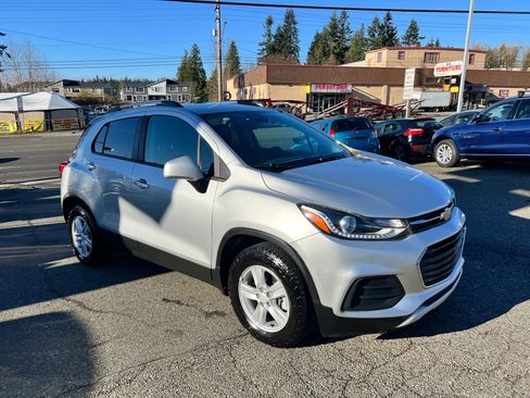Used 2021 Chevrolet Trax LT w/ Driver Confidence Package image 3