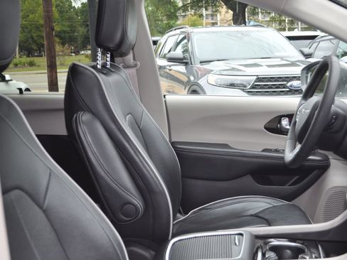 Used 2022 Chrysler Pacifica Limited image 23