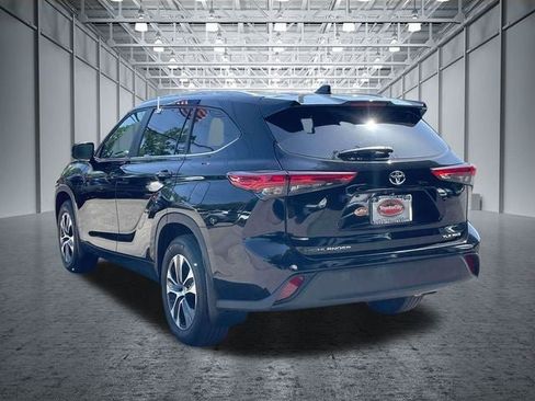 Used 2023 Toyota Highlander XLE AWD/4WD image 9