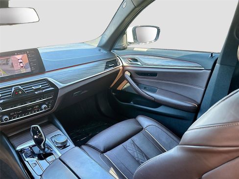 Used 2021 BMW 530i xDrive w/ Premium Package image 27