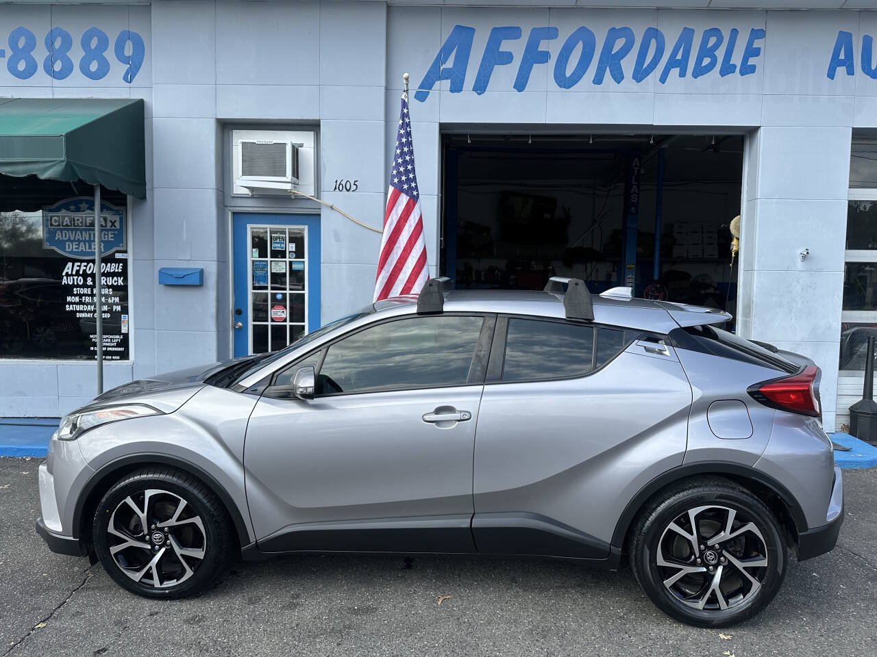 Used 2019 Toyota C-HR XLE FWD image 6