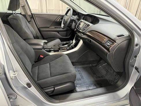 Used 2016 Honda Accord EX image 11