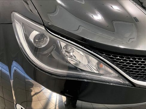 Used 2020 Chrysler Pacifica Touring-L image 31